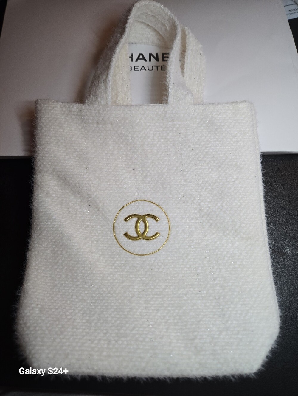 ✨️CHANEL BEAUTE TOTE CREAM